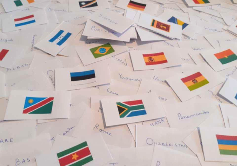 Jeu avec des bouts de papier contenant les capitales et pays du monde