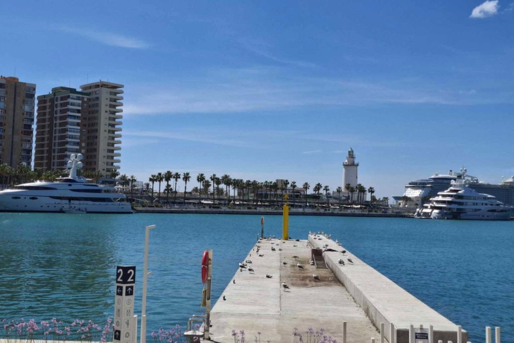 Vue sur les yachts depuis le Muelle Uno