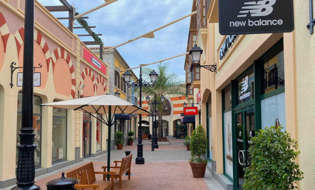 Allée avec les magasins dans le McArthurGlen Designer Outlet