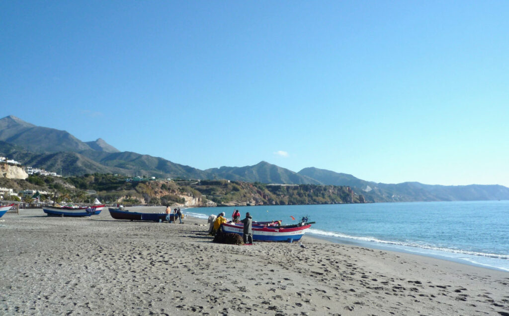 Bateau de pêcheur sur la plage de Burriana à Nerja