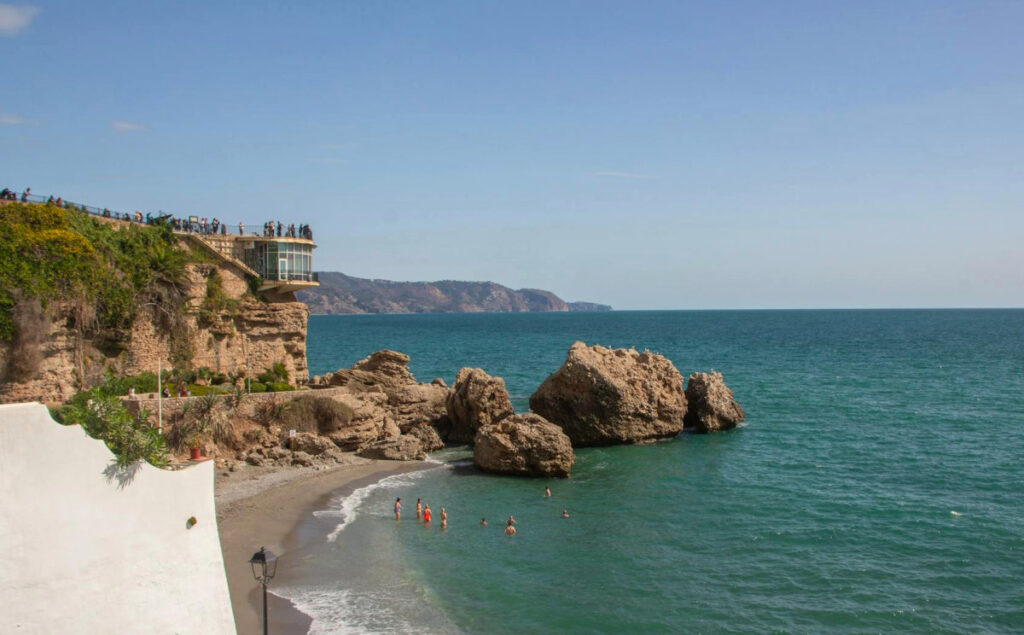 Plage de la Calahonda à Nerja avec vue sur le balcon de l'Europe
