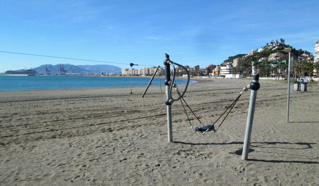 Aire de jeux sur la plage de la Caleta à Malaga