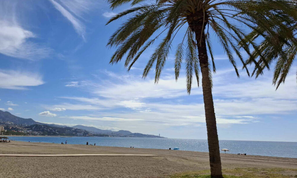 Vue depuis la plage de la Malagueta à Malaga