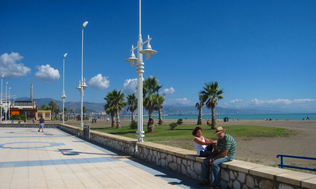 Vue depuis le Paseo Maritimo Banderas sur la plage de la Misericordia à Malaga