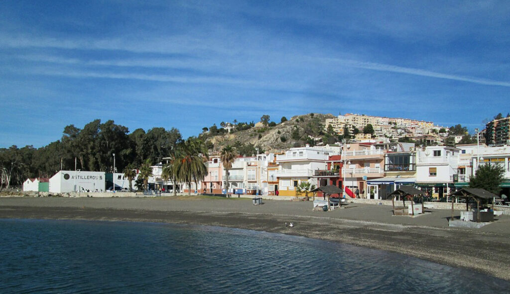 Vue sur les restaurants de la plage de Pedregalejo à Malaga
