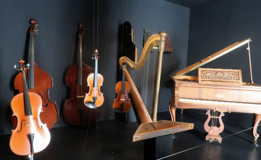 Instruments de musique à l’intérieur du musée interactif de la musique de Malaga
