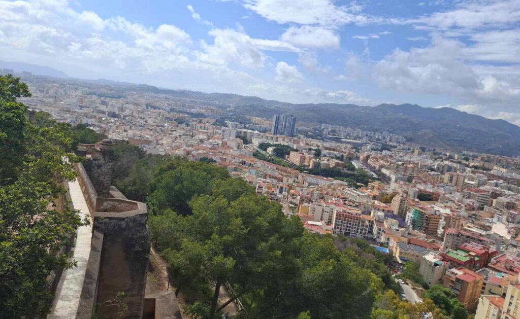 Vue depuis les remparts du château de Gibralfaro à Malaga