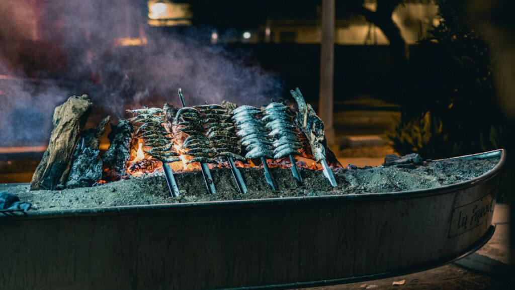 Espetos de sardinas en train de griller proche de la plage