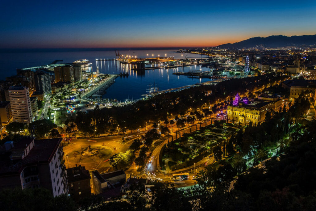 Vue sur Malaga de nuit