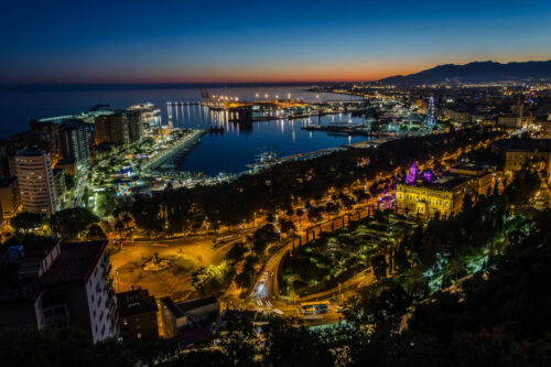 Vue sur Malaga de nuit