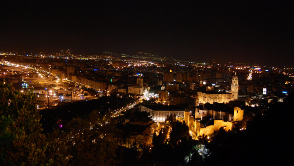 Vue de nuit sur Malaga depuis le mont Gibralfaro