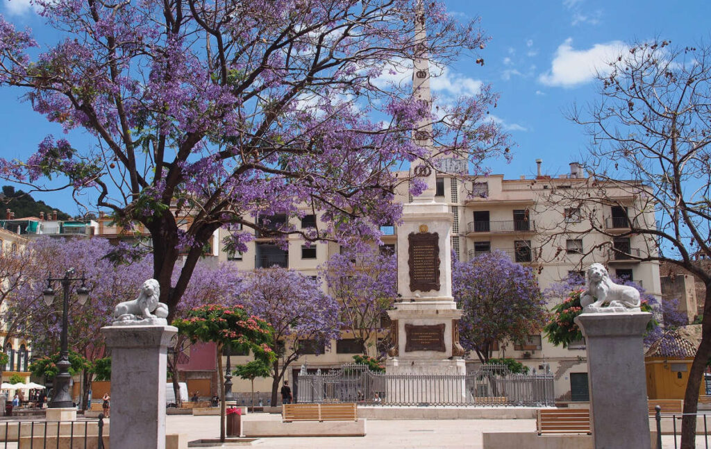 Square de la Plaza Merced avec le monument à Torrijos (Malaga)