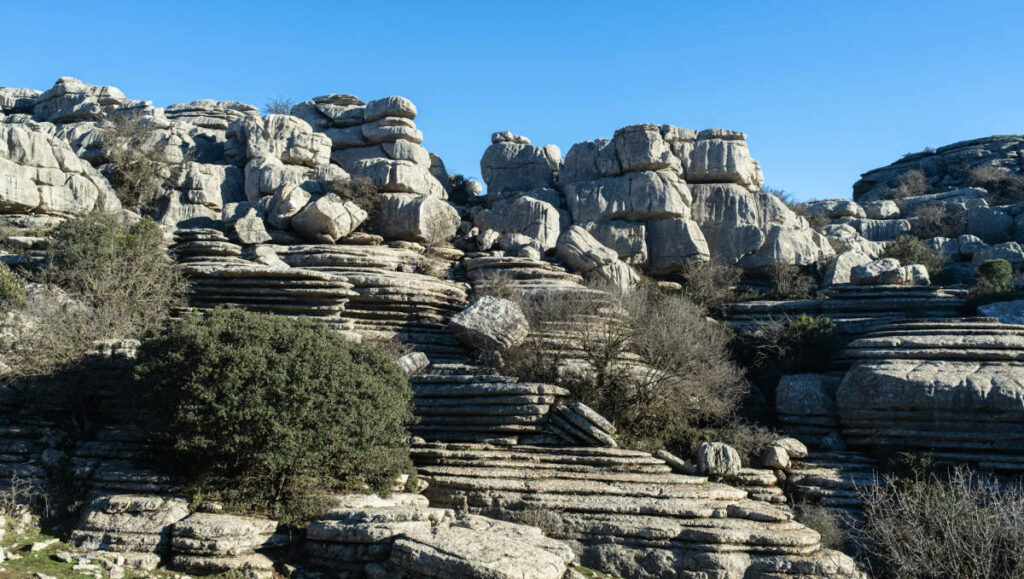 Les rochers avec des formes bizarres à El Torcal de Antequera