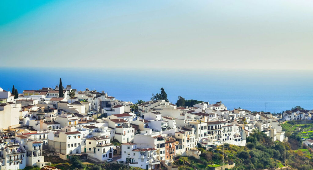 Vue depuis une colline sur Frigiliana