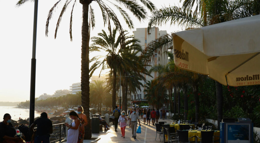 Promenade le long de la mer à Marbella