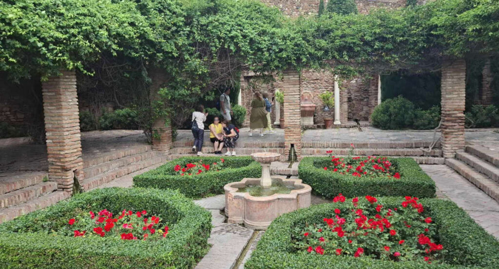 Jardins fleuris de l'Alcazaba de Malaga