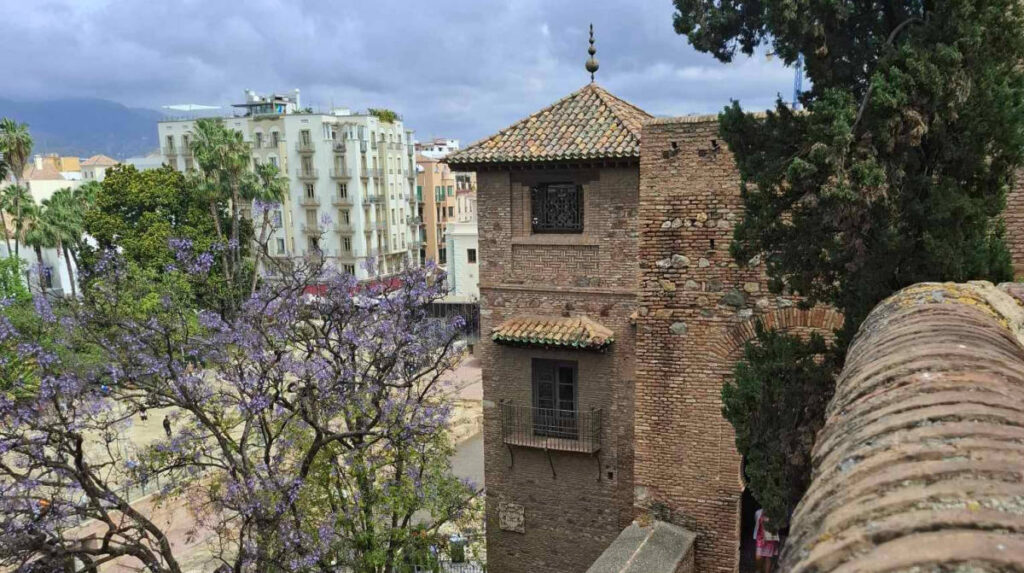 Les remparts et tours fortifiées de la forteresse de l'Alcazaba