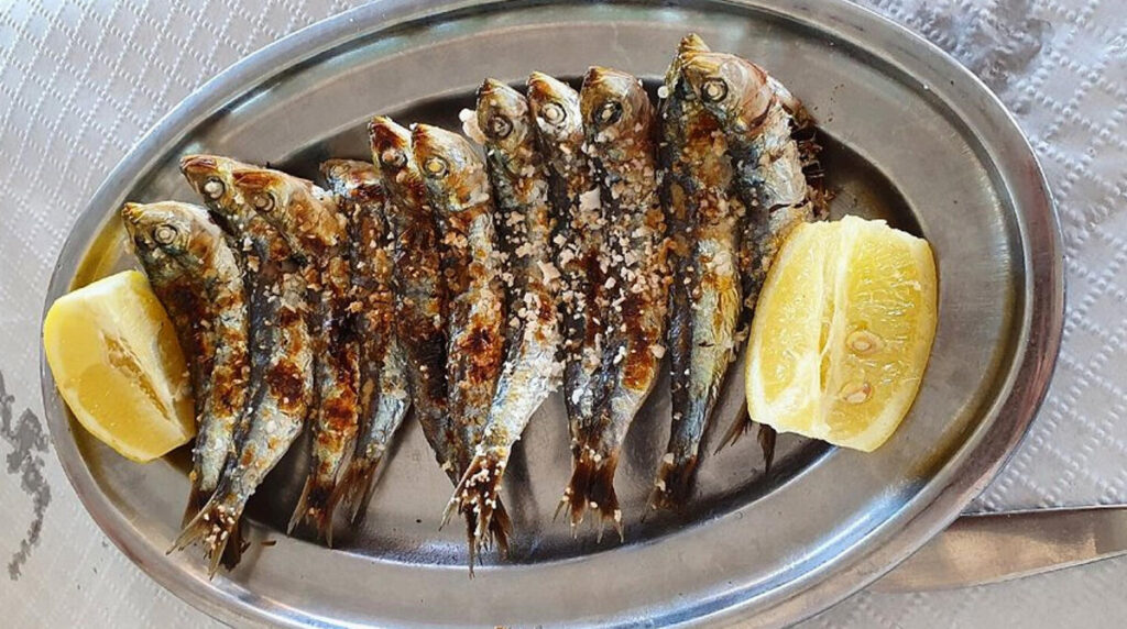 Espetos de sardinas dans un chiringuito à Malaga