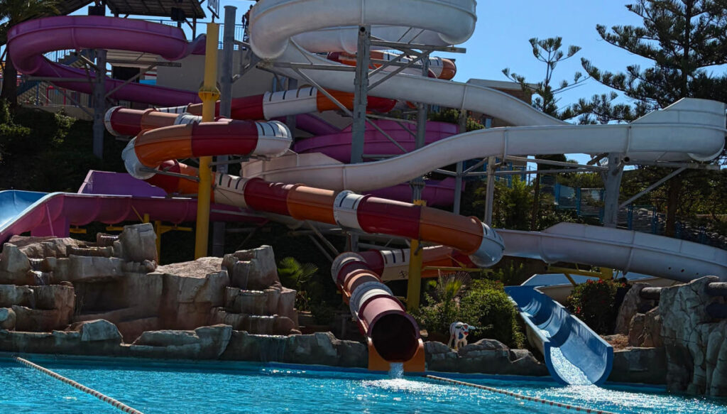 L'arrivée des toboggans dans la piscine de ce parc aquatique
