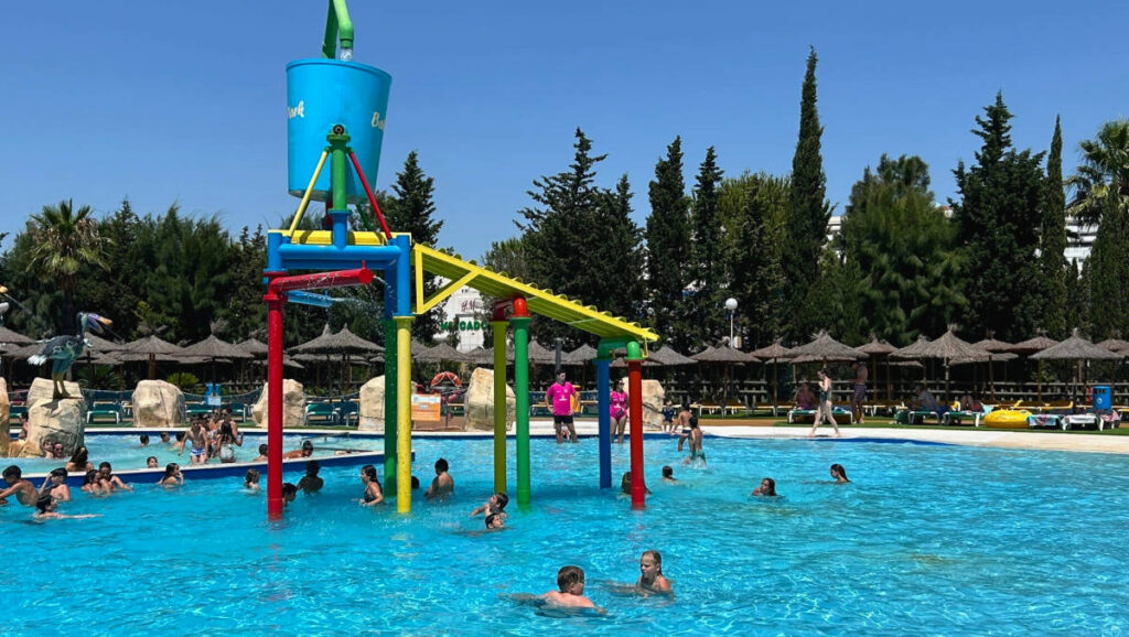 Le grand bassin du Bahia Park avec quelques jeux d'eau