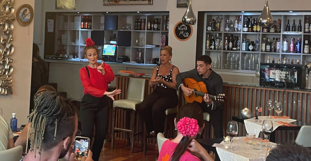 Artistes chantant et dansant dans un restaurant