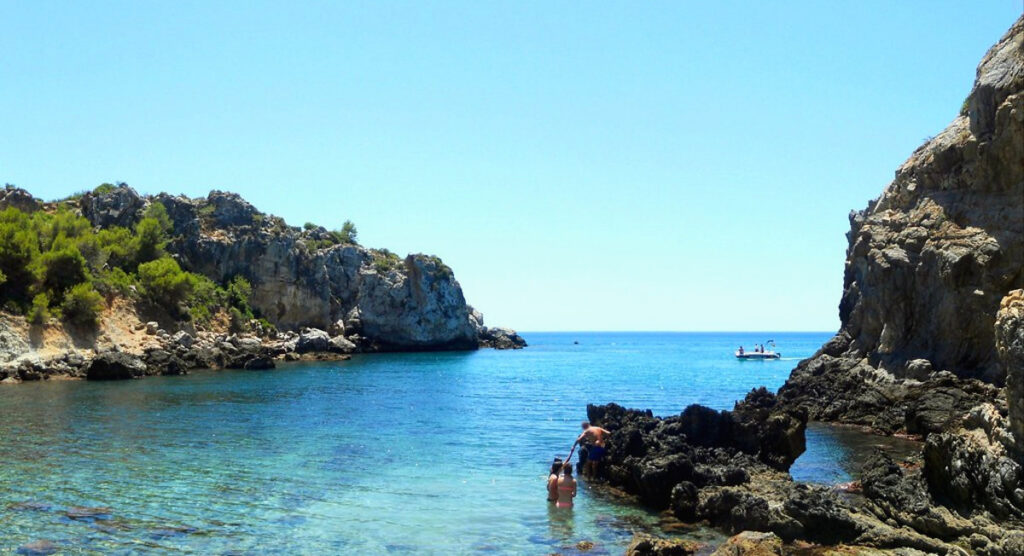 Baignade dans une crique cachée sur la Costa del Sol
