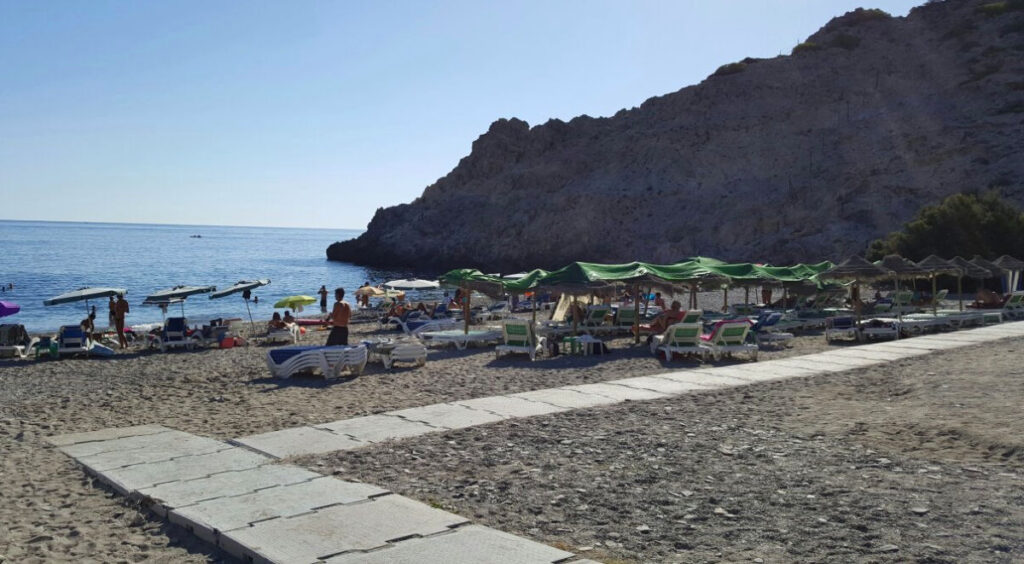 Partie non naturiste de la plage de Cantarriján