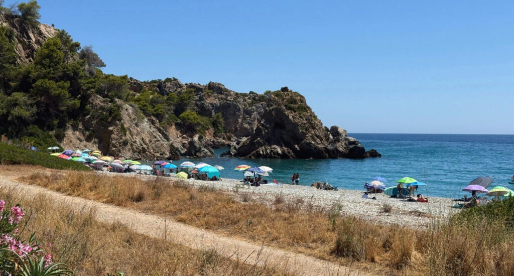 Crique sauvage avec des falaises proche de Malaga
